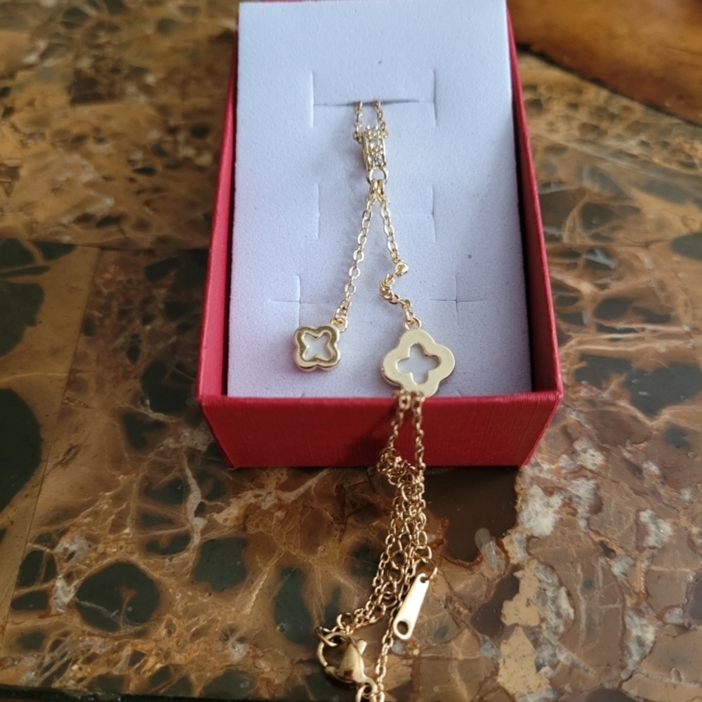 Elegant Gold Clover Necklace - Picture 2 of 5